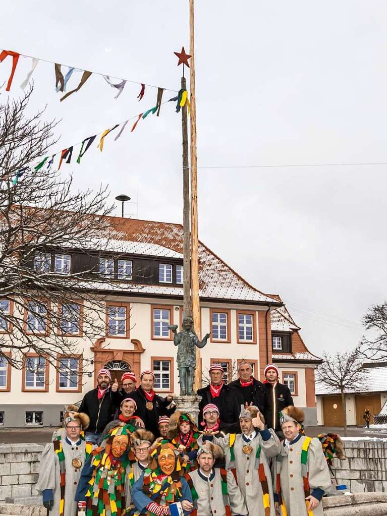 Die Baumsteller in Grafenhausen habern einen kleinen Baum am Narrenbrunnen aufgestellt. Das nrrische Volk war begeistert. Begleitet wurde die Aktion von der Zunftmusik unter Leitung von Georg Seidler.