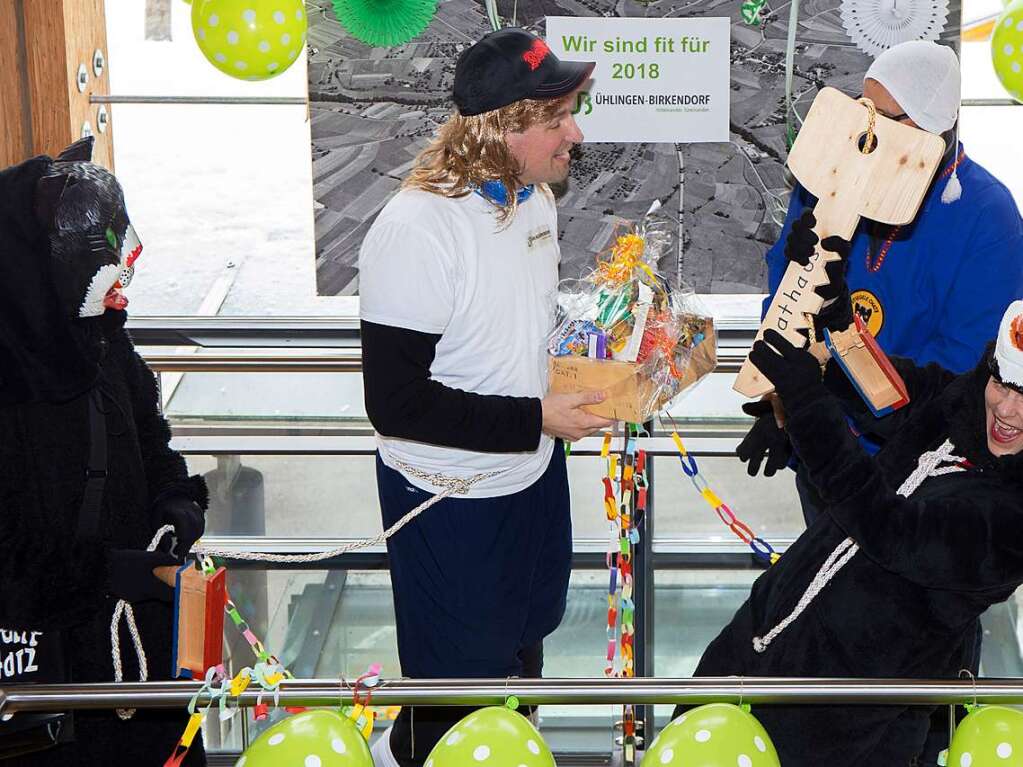 Brgermeister Tobias Gantert hat den Rathausschlssel an die beiden neuen Vorsitzenden der Stiegele Chatzen, Sandy Leinbach und Gerhard Albicker, bergeben.