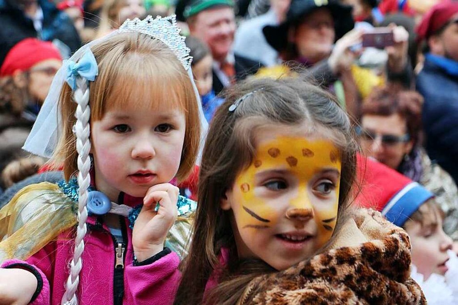 Kinderumzug in Endingen: Großer Andrang bei der abschließenden "Kinderfasnetsfraid" auf dem Marktplatz. (Foto: Ruth Seitz) Kinderumzug in Endingen: Großer Andrang bei der abschließenden "Kinderfasnetsfraid" auf dem Marktplatz. (Foto: Ruth Seitz)