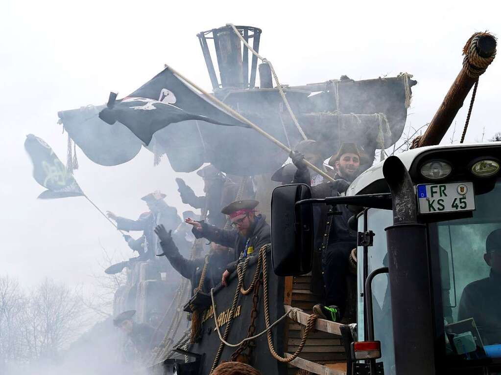 ber 50 Umzugsteilnehmer sorgten beim Fasnetumzug in Buchenbach fr ein buntes Bild. Auch die Zuschauer selbst waren zumeist verkleidet.