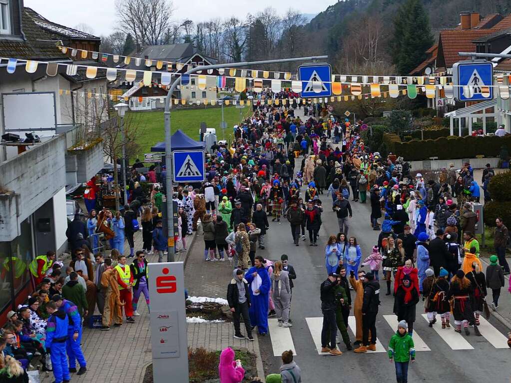 ber 50 Umzugsteilnehmer sorgten beim Fasnetumzug in Buchenbach fr ein buntes Bild. Auch die Zuschauer selbst waren zumeist verkleidet.