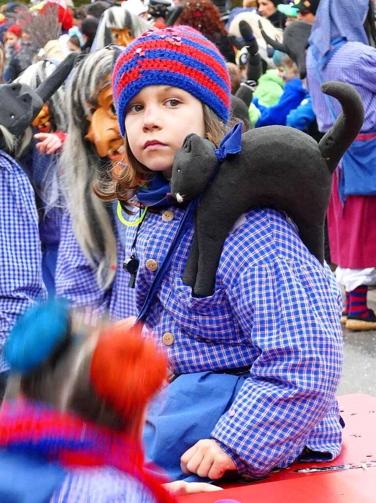 ber 50 Umzugsteilnehmer sorgten beim Fasnetumzug in Buchenbach fr ein buntes Bild. Auch die Zuschauer selbst waren zumeist verkleidet.