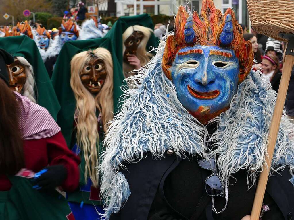 ber 50 Umzugsteilnehmer sorgten beim Fasnetumzug in Buchenbach fr ein buntes Bild. Auch die Zuschauer selbst waren zumeist verkleidet.