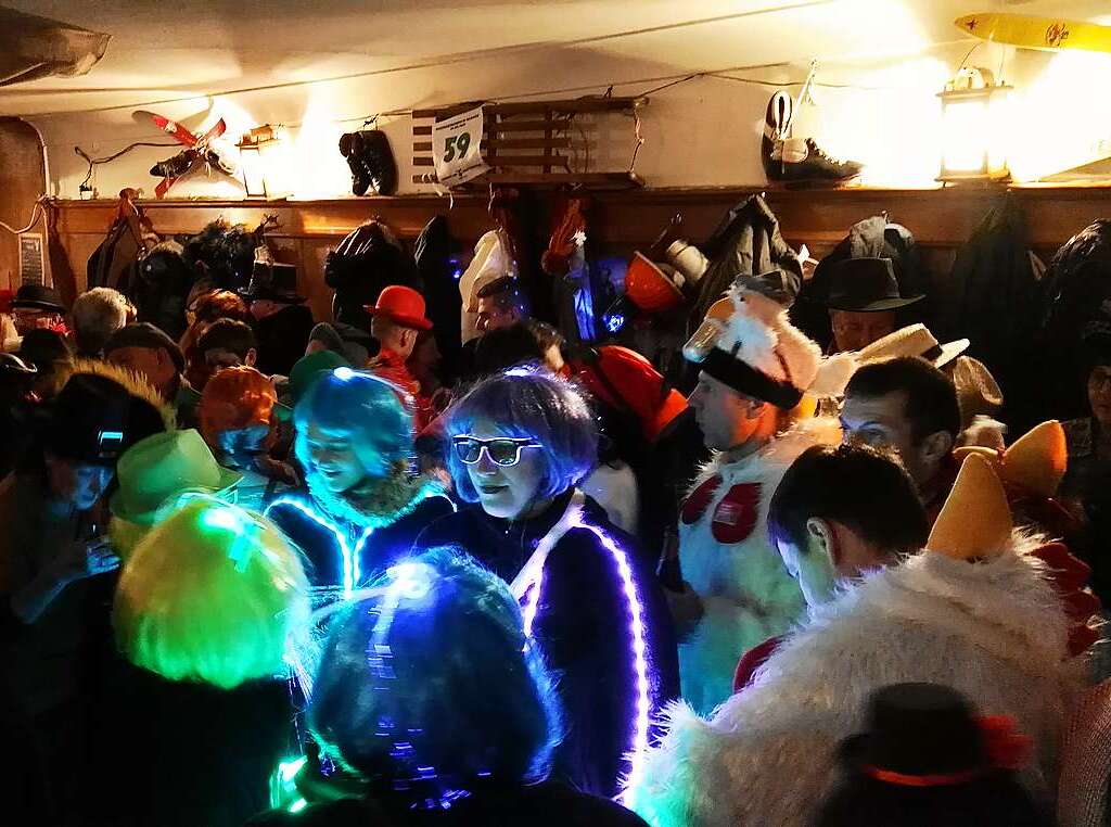 Groe Schnurrnacht in Endingen: Dicht gedrngt feiern die Narren im „Skistadl zum Platzhirsch“ am Marktplatz.