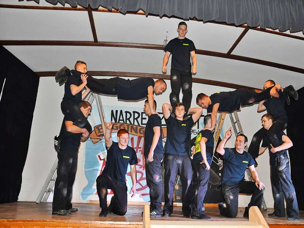 Turnen wie bei Circus Krone - die Jungs von der Feuerwehr