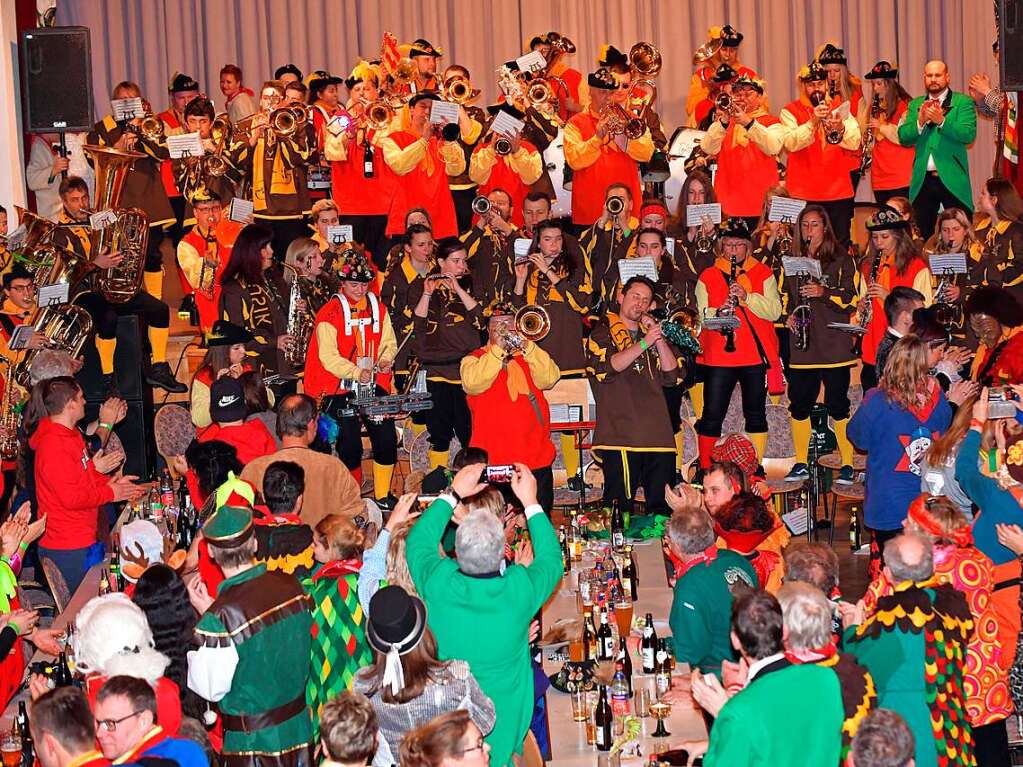 Die Halle tobt.  Geballte Blasmusikpower der Lenzkircher (Narren-) Stadtmusik zusammen mit dem Kappler Musikverein.