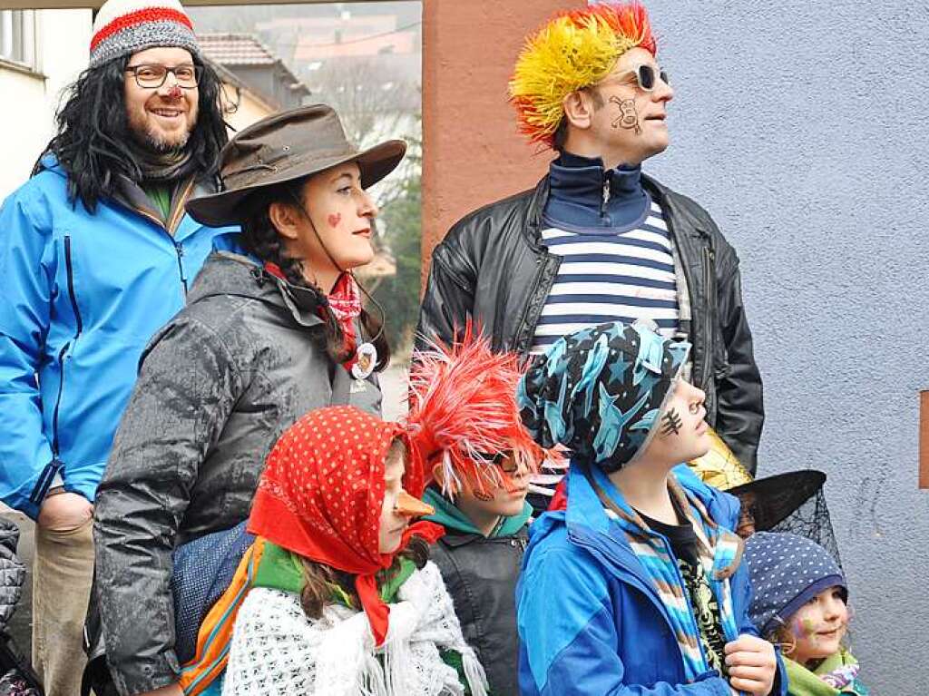 Selbst Regen und Klte knnen echte Narren nicht vom Feiern abbringen. Der Kanderner Umzug war bunt wie eh und je und fand wieder groen Anklang.