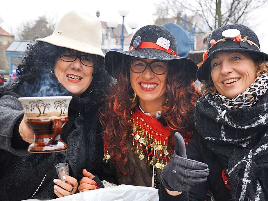 Selbst Regen und Klte knnen echte Narren nicht vom Feiern abbringen. Der Kanderner Umzug war bunt wie eh und je und fand wieder groen Anklang.