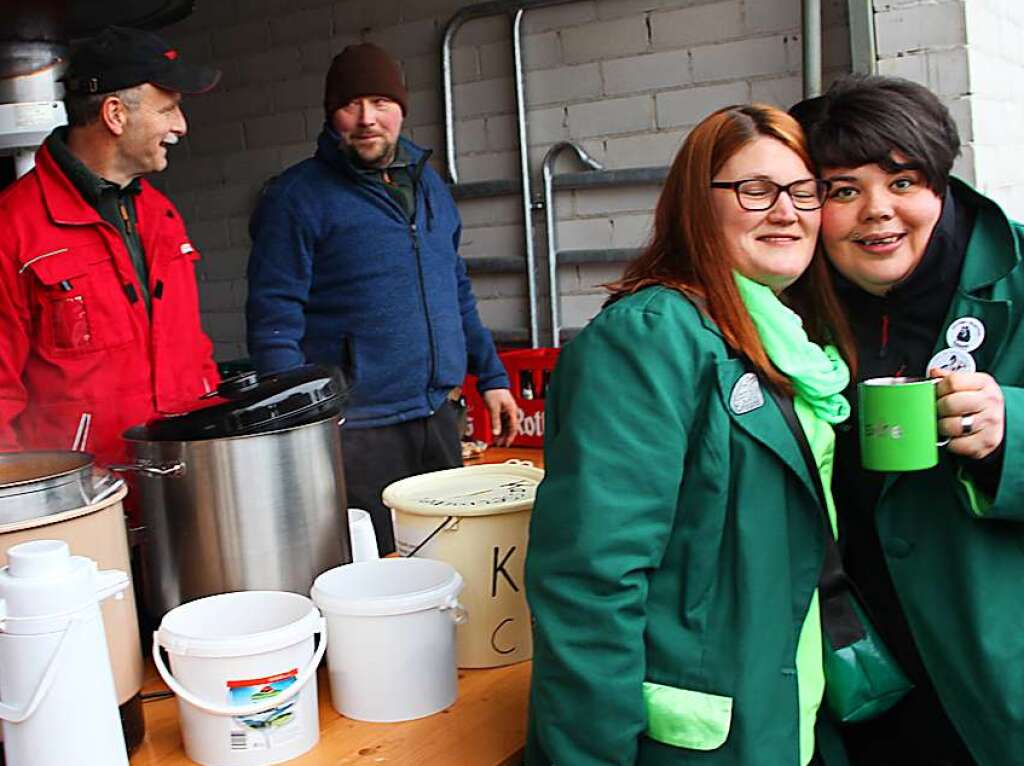 Impressionen vor dem Umzugsbeginn - bei der Tankstelle des Weideverbandes