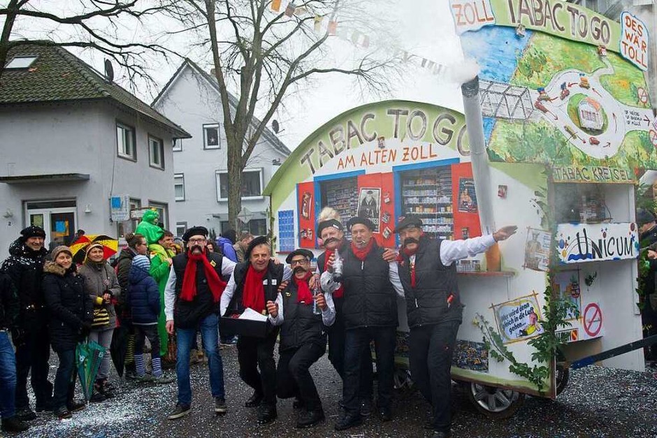 Die Mottowagen der Vereine sind eine Nuenburger Spezialität. (Foto: Volker Münch) Die Mottowagen der Vereine sind eine Nuenburger Spezialität. (Foto: Volker Münch)