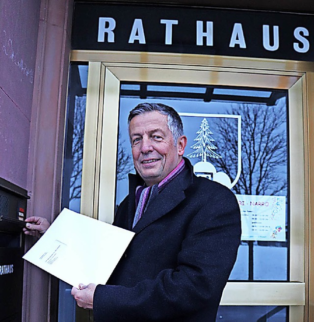 Wiederbewerber Klaus-Michael Tatsch wa...stag seine Bewerbung  im Rathaus ein.   | Foto: DIETER MAURER