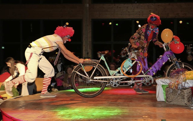 Ob das gut geht &#8211; zwei Clowns mit dem Fahrrad  | Foto: Kaiser