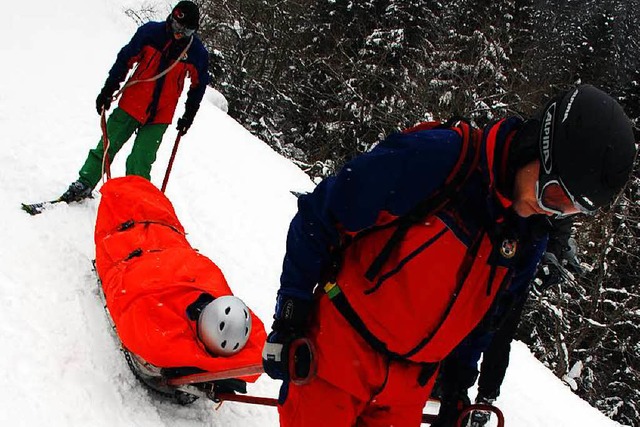 Mit einem Rettungsschlitten brachten z...Skifahrerin von der Piste (Symbolbild)  | Foto: Arne Bensiek