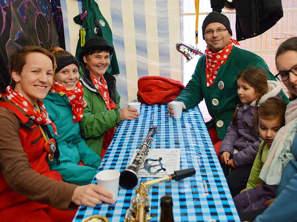 Die ersten Besucher nehmen schon Platz in den Buden des Narrenmarktes