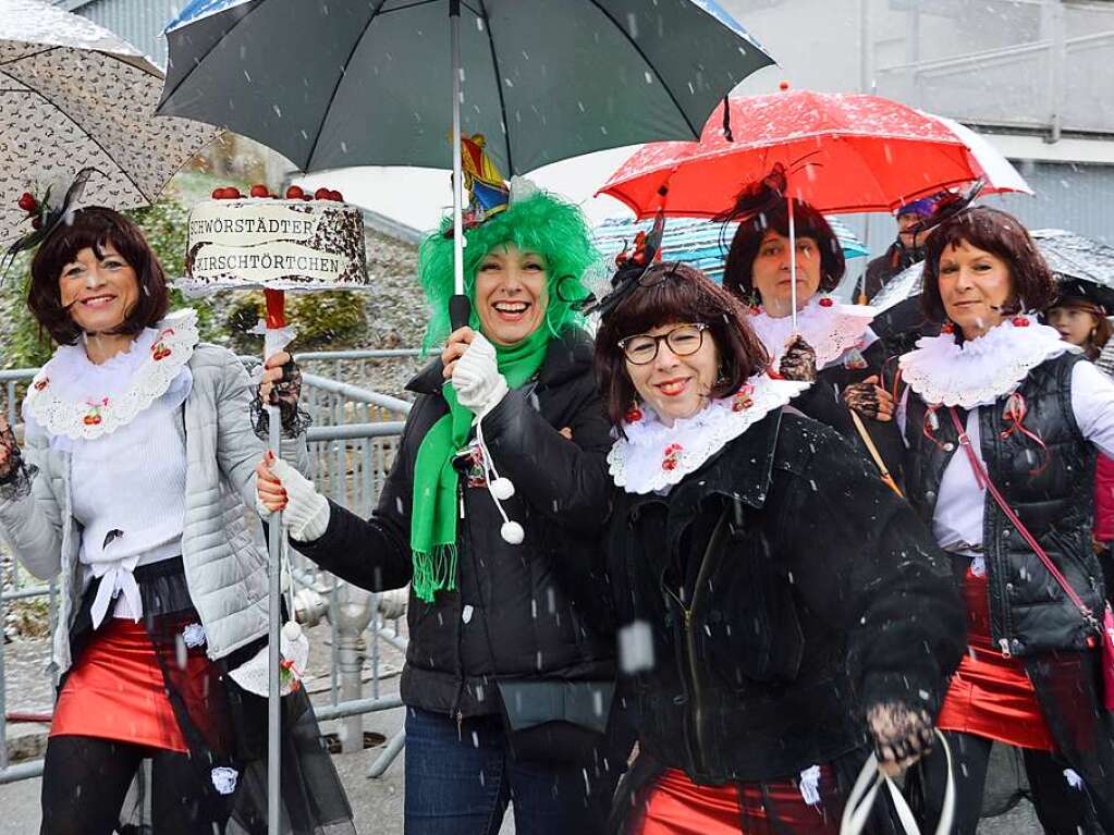 Im Schneetreiben geht es zur Erffnung des Narrenmarkts