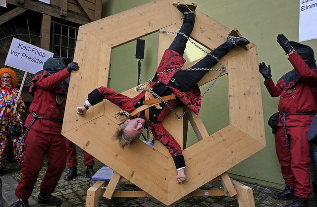 Augen zu und durch:  Oberbrgermeister...sst das Folterrad ber sich ergehen.   | Foto: Freudig