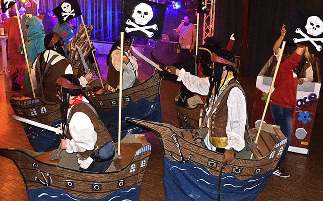 Die Piratenbande segelte wild kmpfend ber die Tanzflche.   | Foto: C. Sahli