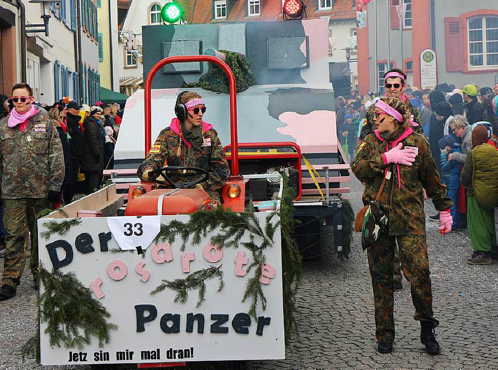 Umzug in Riegel: Auch der rosarote Panzer rollte durch Riegel.