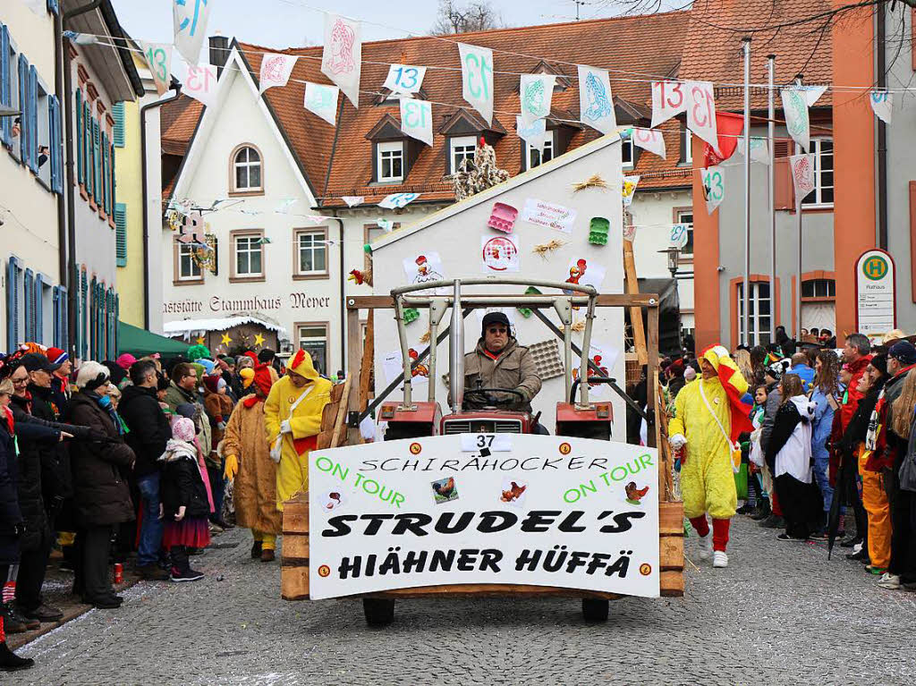 Umzug in Riegel: Hhnermobil on Tour – mit den Schirhockern aus Wyhl