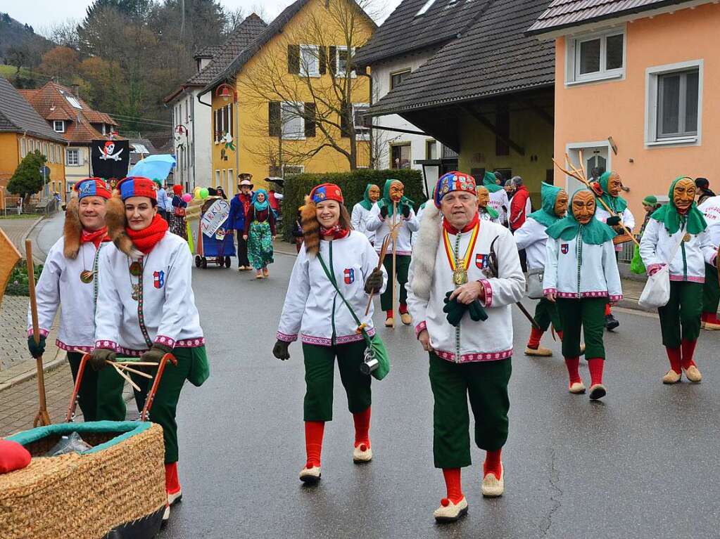 Umzug in Bleichheim: Zunftvogt Erich Hepp mit den Vorstandskollegen und den Zyndussen.