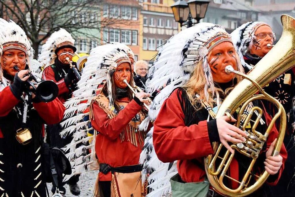 Gut drauf waren – trotz Nieselregens – die Narren beim großen Umzug in Laufenburg. (Foto: Hildegard Siebold) Gut drauf waren – trotz Nieselregens – die Narren beim großen Umzug in Laufenburg. (Foto: Hildegard Siebold)