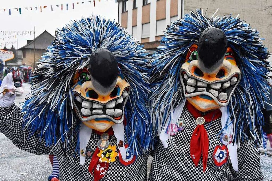 Die Narren haben gut lachen und feiern die Straßenfasnacht. (Foto: Heinz Vollmar) Die Narren haben gut lachen und feiern die Straßenfasnacht. (Foto: Heinz Vollmar)