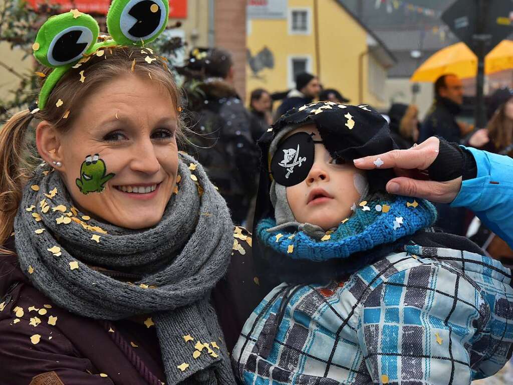 Die Narren haben gut lachen und feiern die Straenfasnacht.