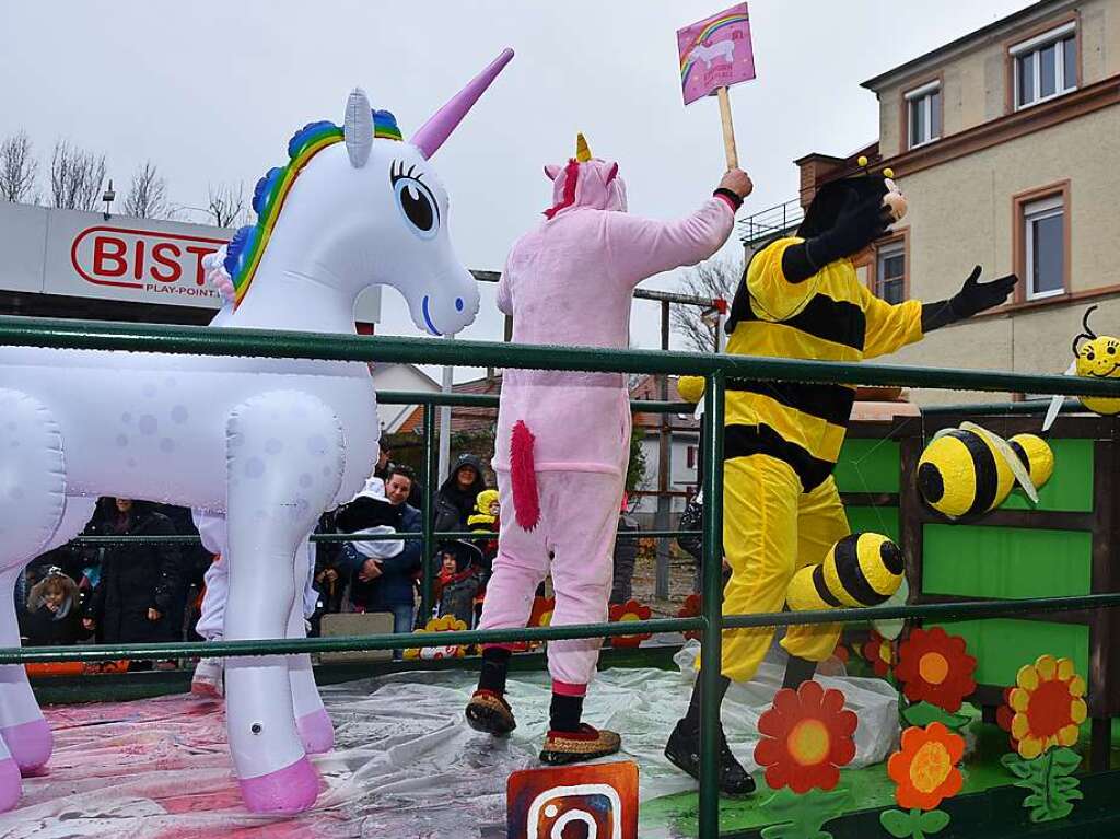 Die Narren haben gut lachen und feiern die Straenfasnacht.