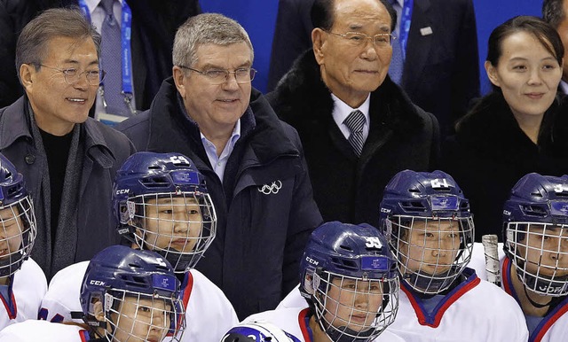 Annherung bei Olympia: Moon Jae-in, P...en Koreas im Gangneung Hockey-Zentrum.  | Foto: dpa