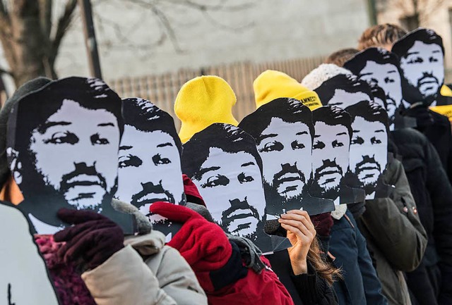 Auf den Masken, die sich die demonstri...mit ihren Protesten seine Freilassung.  | Foto: dpa