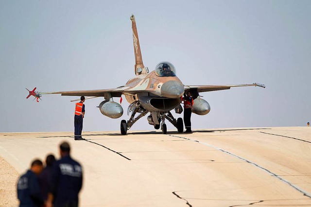 Mit F-16-Kampfjets flogen die Israelis...der syrischen Flugabwehr abgeschossen.  | Foto: dpa