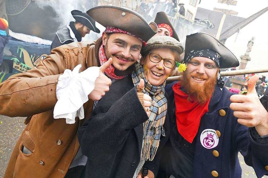 Gut gelaunte Piraten – eigentlich Jungwinzer – entern den Stubenplatz. Die hier haben sich gleich noch eine Zuschauerin geschnappt. (Foto: Andrea Drescher) Gut gelaunte Piraten – eigentlich Jungwinzer – entern den Stubenplatz. Die hier haben sich gleich noch eine Zuschauerin geschnappt. (Foto: Andrea Drescher)