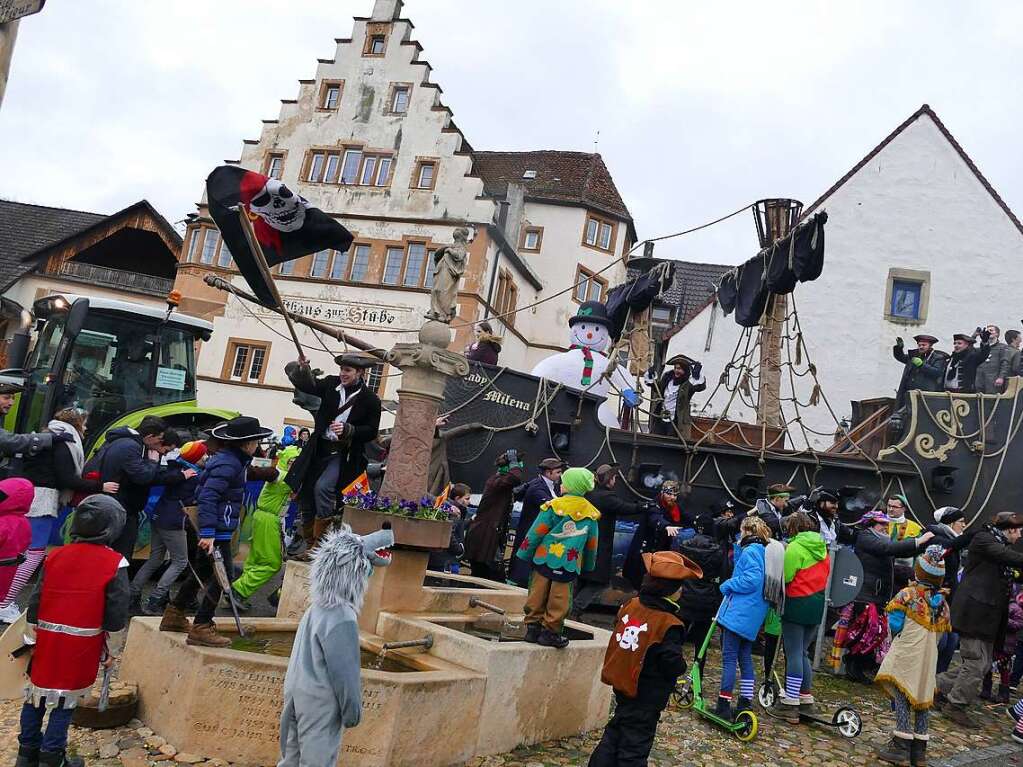 Gut gelaunte Piraten – eigentlich Jungwinzer – entern den Stubenplatz.