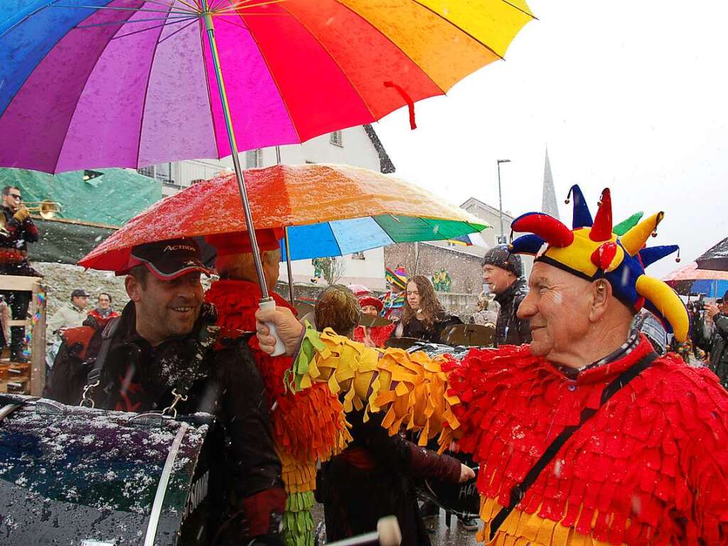 Deutsch-franzsische Freundschaft: Regenbogennarr beschirmt Htt-Rttler.