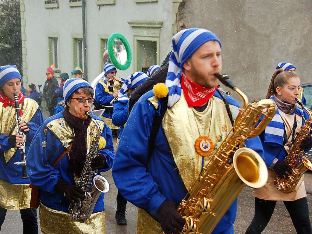 Die Stadtmusik trotzt ebenfalls dem Wetter.