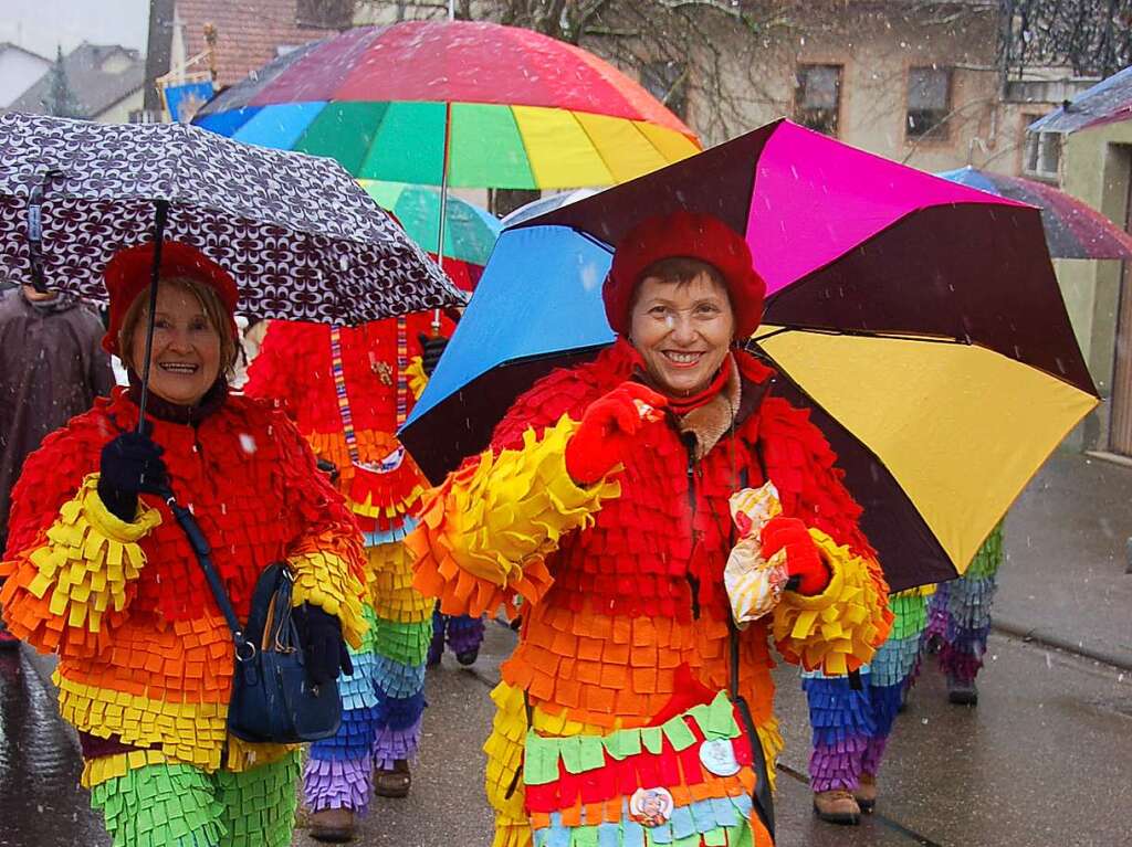 Die Regenbogennarren aus Bellme waren eigens zum Chatze-Geburtstag angereist.