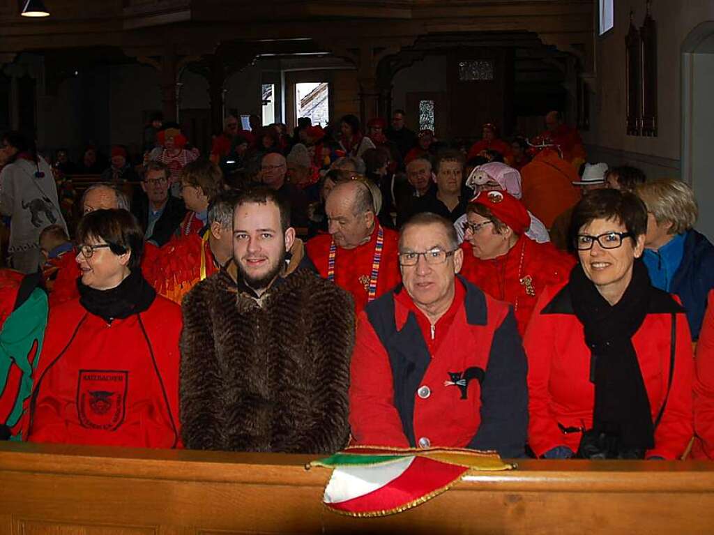 Die Kirche war voller Nrinnen und Narren.