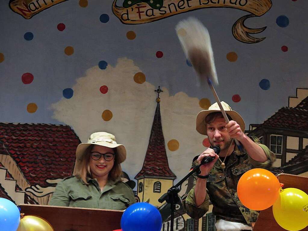 Die „Arschologe“ Matze und Alex untersuchen das Loch vor dem Rathaus.