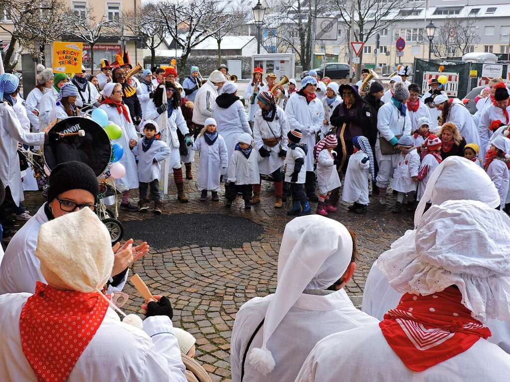 Kindergartenumzug am Schmutzige Dunschdig zum Kollnauer Rathaus.