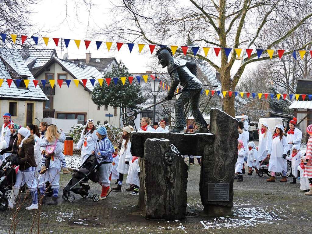 Kindergartenumzug am Schmutzige Dunschdig zum Kollnauer Rathaus.