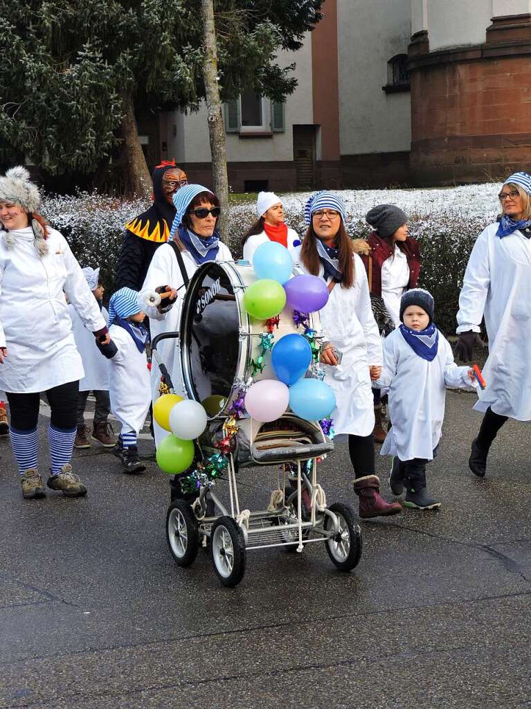 Kindergartenumzug am Schmutzige Dunschdig zum Kollnauer Rathaus.