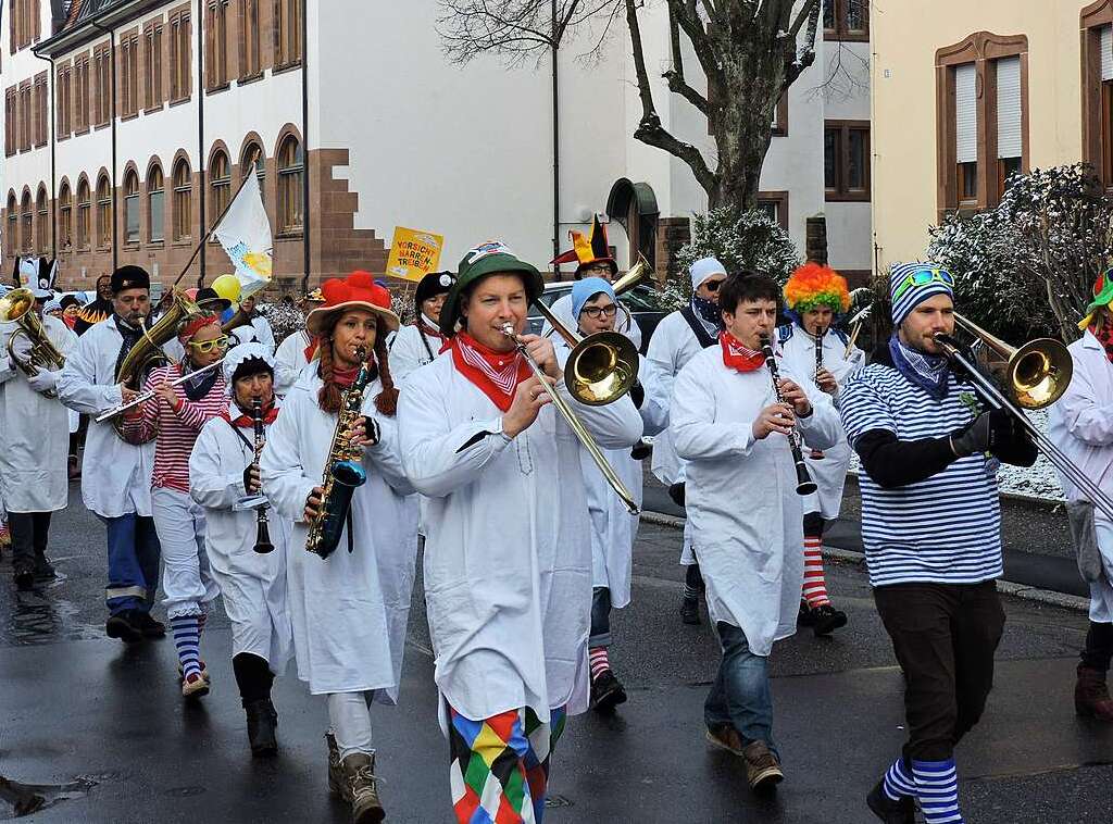 Kindergartenumzug am Schmutzige Dunschdig zum Kollnauer Rathaus.