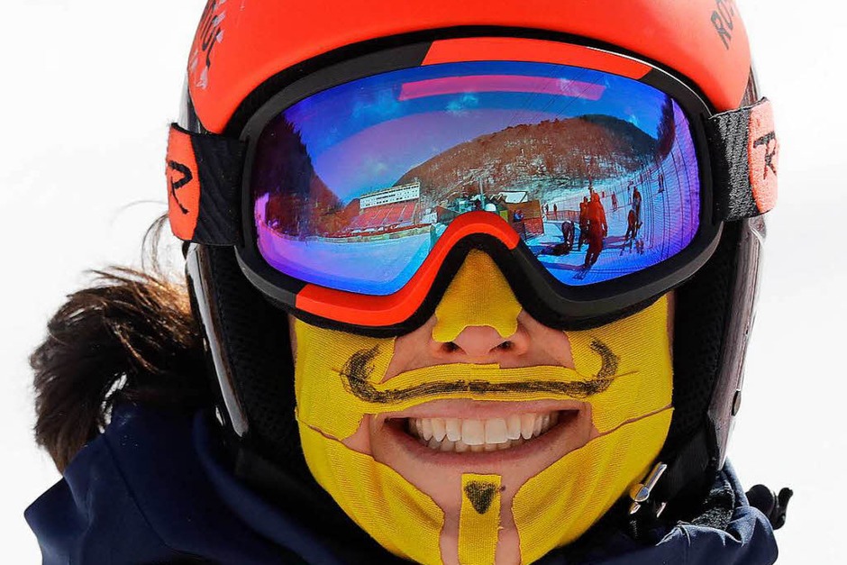 Ski Alpinistin Federica Brignone aus Italien hat sich ihr Gesicht bei der Besichtigung der Riesenslaom-Strecke zum Schutz vor der Kälte mit Pflastern beklebt. (Foto: dpa) Ski Alpinistin Federica Brignone aus Italien hat sich ihr Gesicht bei der Besichtigung der Riesenslaom-Strecke zum Schutz vor der Kälte mit Pflastern beklebt. (Foto: dpa)