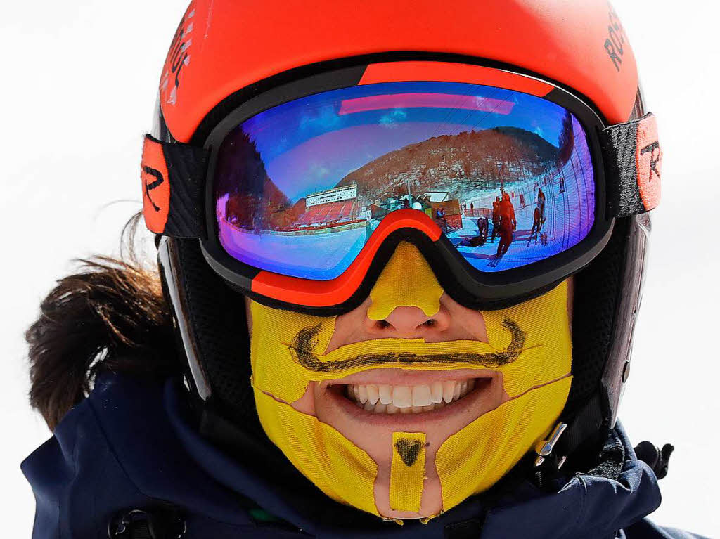 Ski Alpinistin Federica Brignone aus Italien hat sich ihr Gesicht bei der Besichtigung der Riesenslaom-Strecke zum Schutz vor der Klte mit Pflastern beklebt.