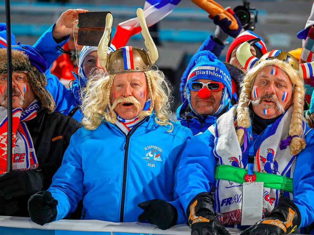 Biathlon-Fans aus Frankreich feiern an der Strecke.