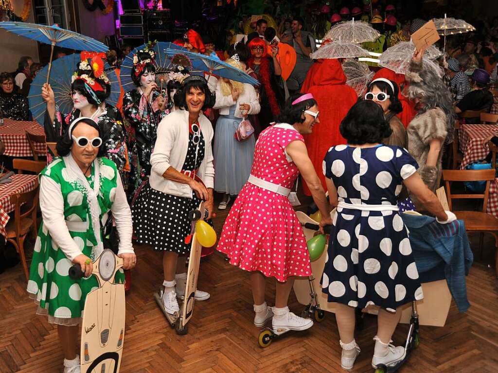 Buntes Treiben beim Maskenball im Krone-Saal