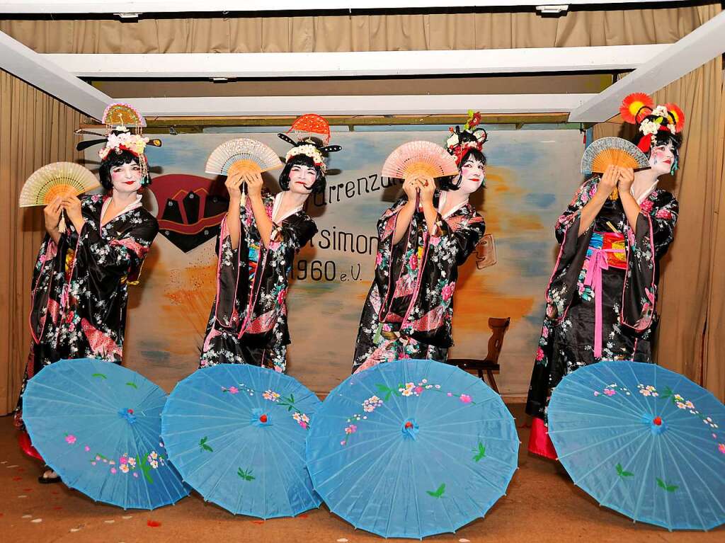 Preismaskenball in Simonswald: Die Mdels aus dem fernen Japan gefielen der nrrische Jury am besten.