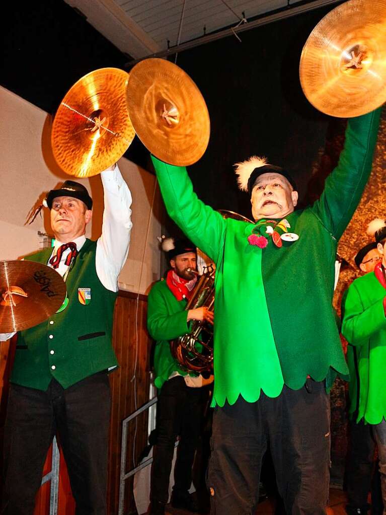 Johliball in Gutach: Zur Jubilumsausgabe des Johliballs spielte die Werkkapelle live und mit groartiger Fasnetmusik auf. Ein Debt dabei gab Oberzunftmeister Jochen (Bockstahler, links) am Becken.