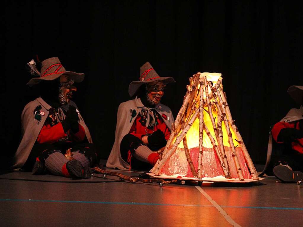 Zunftabend der Silberklopfer: In alter Tradition erffneten die Hstrger mit der Prsentation der Sage vom Lusi und vom Silberklopfer und dem Klopfertanz den Zunftabend in der Mehrzweckhalle