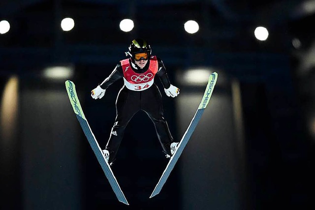 Katharina Althaus springt zu Silber.  | Foto: AFP